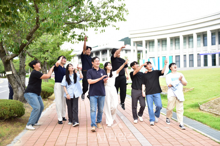 목포대학교 송 총장과 학생들이 교정을 걷고 있다. (AI타임스DB)