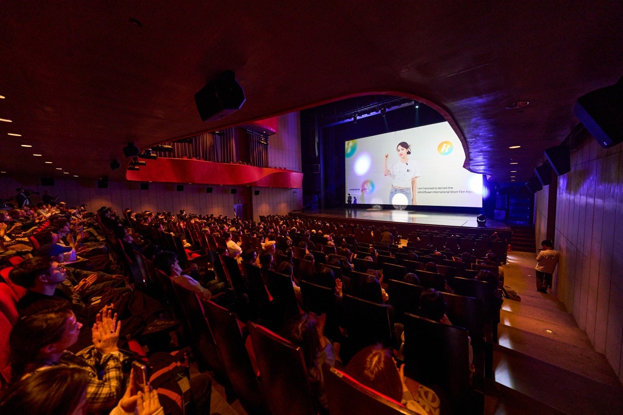 부산국제단편영화제 개막식에서 개막식 인사하는 이터니티 사랑 (사진=펄스나인)