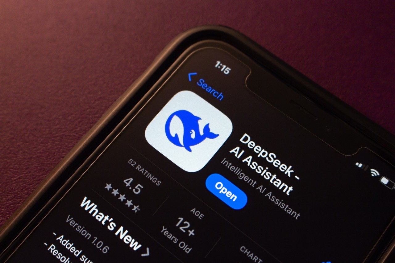 딥시크, 2개월 만에 국내 앱 마켓에 다시 등장...