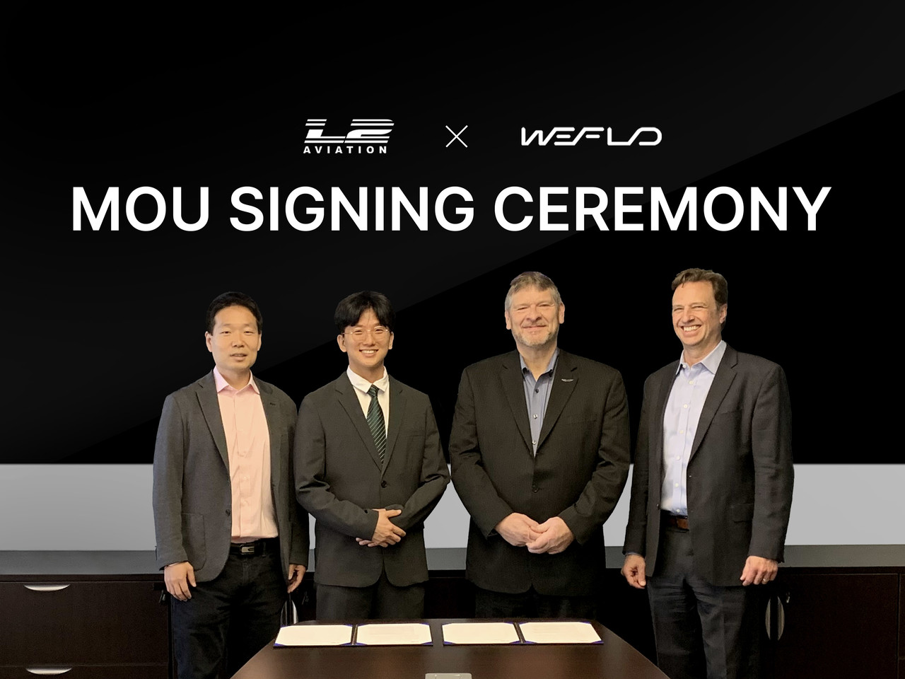 김승모 위플로 미국 사업 총괄, 김영원 CTO와 제프 렉스 L2 에비에이션 솔루션즈 CRO, 토니 베일리 COO가 MOU 체결식을 진행했다. (사진=위플로)