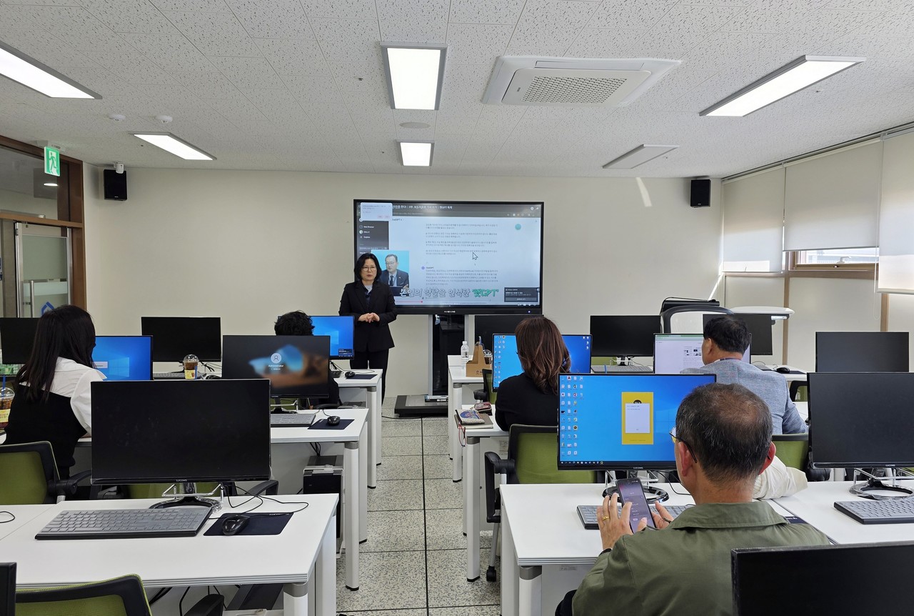순천대가 남도언론인협회 소속 기자들을 대상으로 '생성형 AI와 ChatGPT 활용 교육'을 실시했다. (사진=순천대)