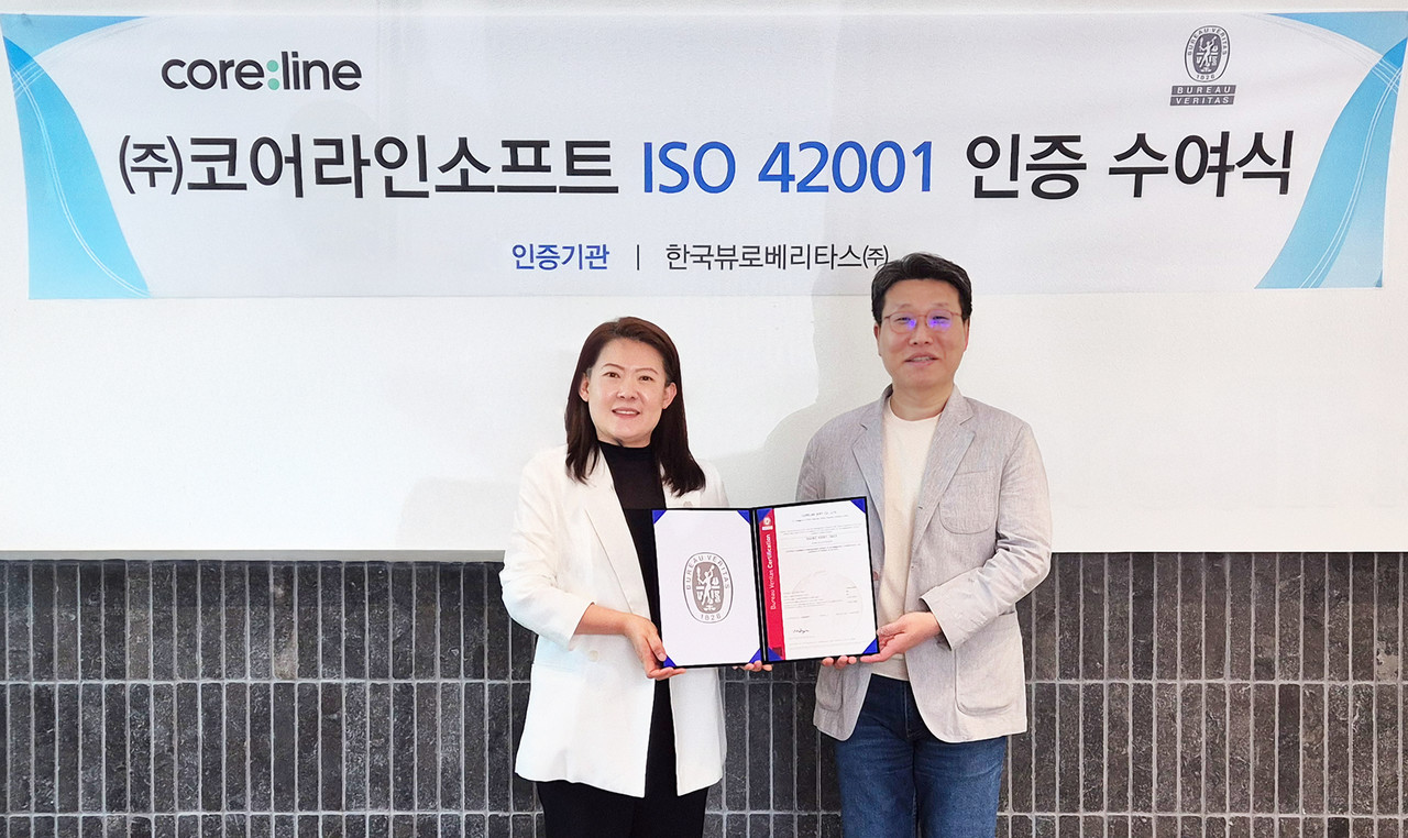 김진국 코어라인소프트 대표(오른쪽)가 인증 획득 기념사진 촬영을 하고 있다. (사진=코어라인소프트)
