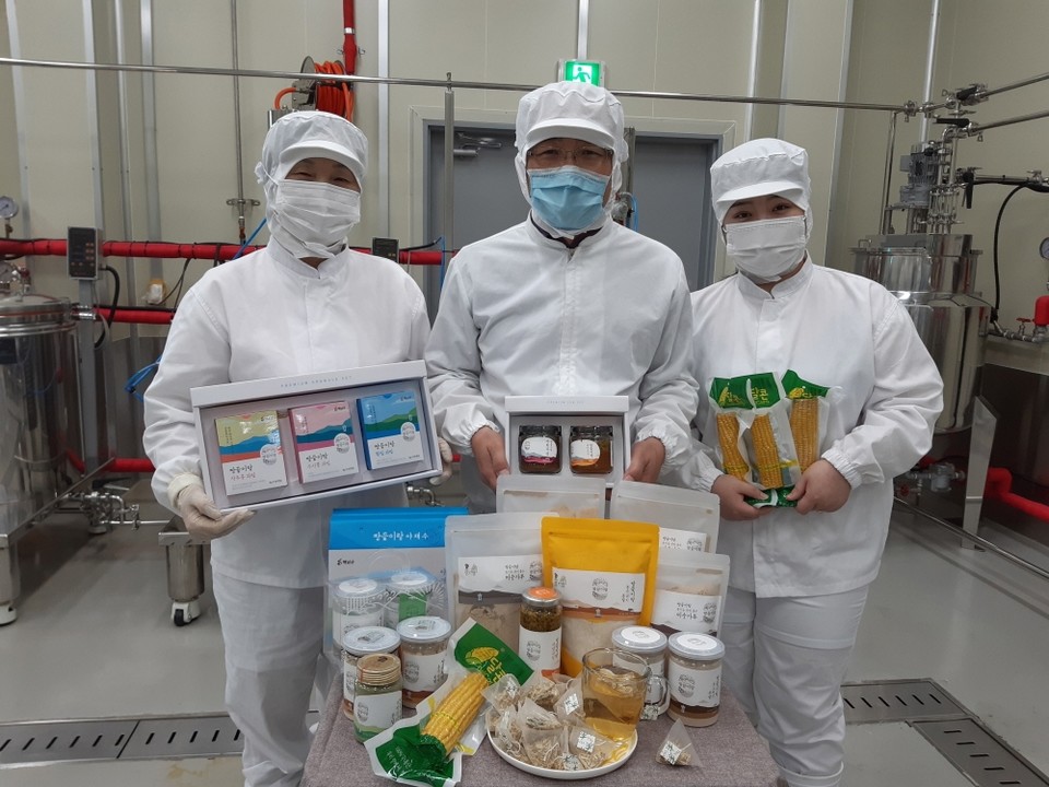 해남농산물가공지원센터에서 생산품을 선보이고 있다. (사진=해남군)