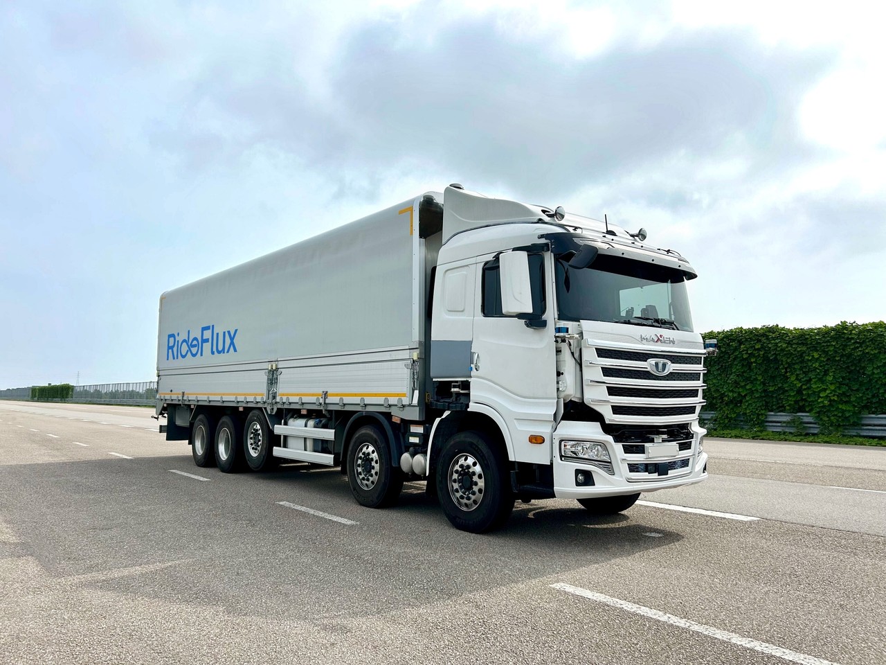 자율주행 소프트웨어가 적용된 25톤 화물 트럭 (사진=라이드플럭스)