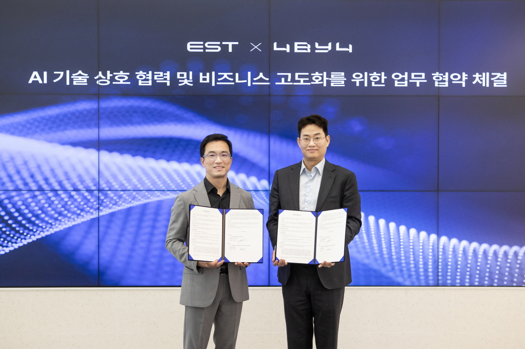 정상원 이스트소프트 대표(왼쪽)와 윤준호 포바이포 대표가 업무협약 체결 후 기념 촬영을 하고 있다. (사진=이스트소프트)