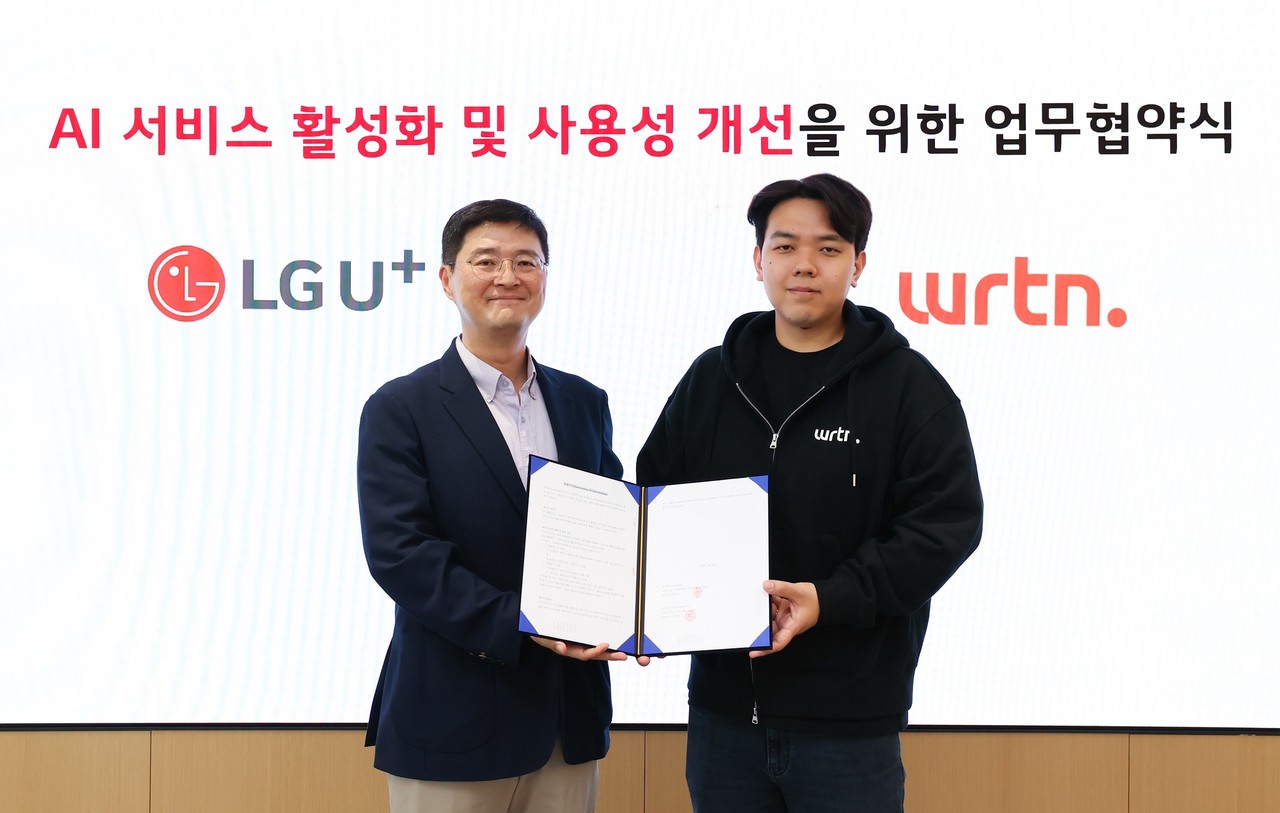 28일 서울 용산 LGU+사옥에서 진행한 업무협약식에서 이재원 LGU+ 컨슈머부문장(왼쪽)과 이세영 뤼튼 대표가 기념촬영을 하는 모습. (사진=LGU+)