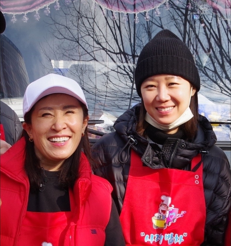 Painter Kim Ok Ran (left) and her daughter talent Gong Hyo -jin. (Photo = Art Museum Opened when it gets up)