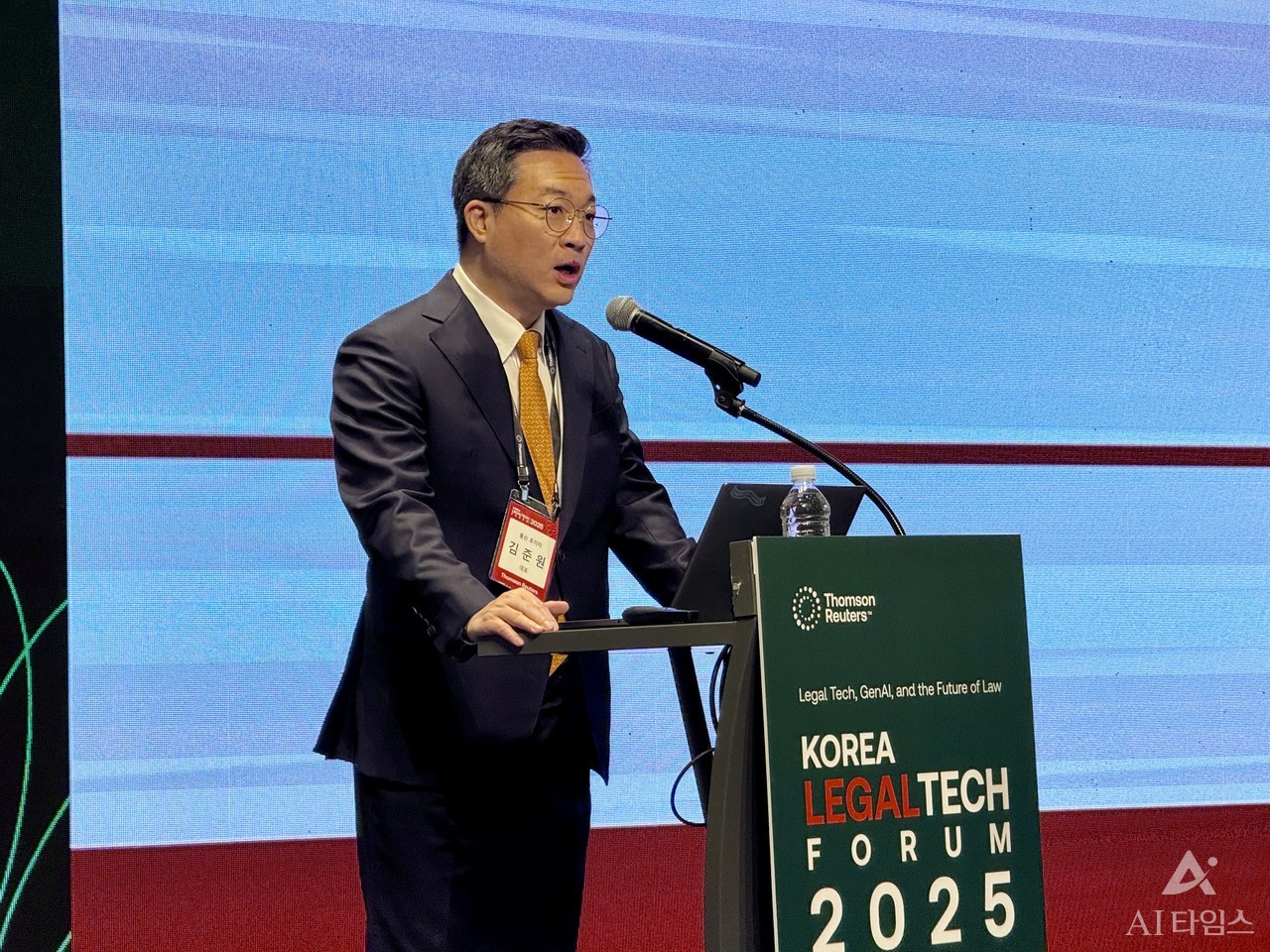 김준원 톰슨로이터 코리아 대표가 5일 서울 드래곤시티에서 열린 리걸테크포럼 2025에서 기조연설에 나섰다.