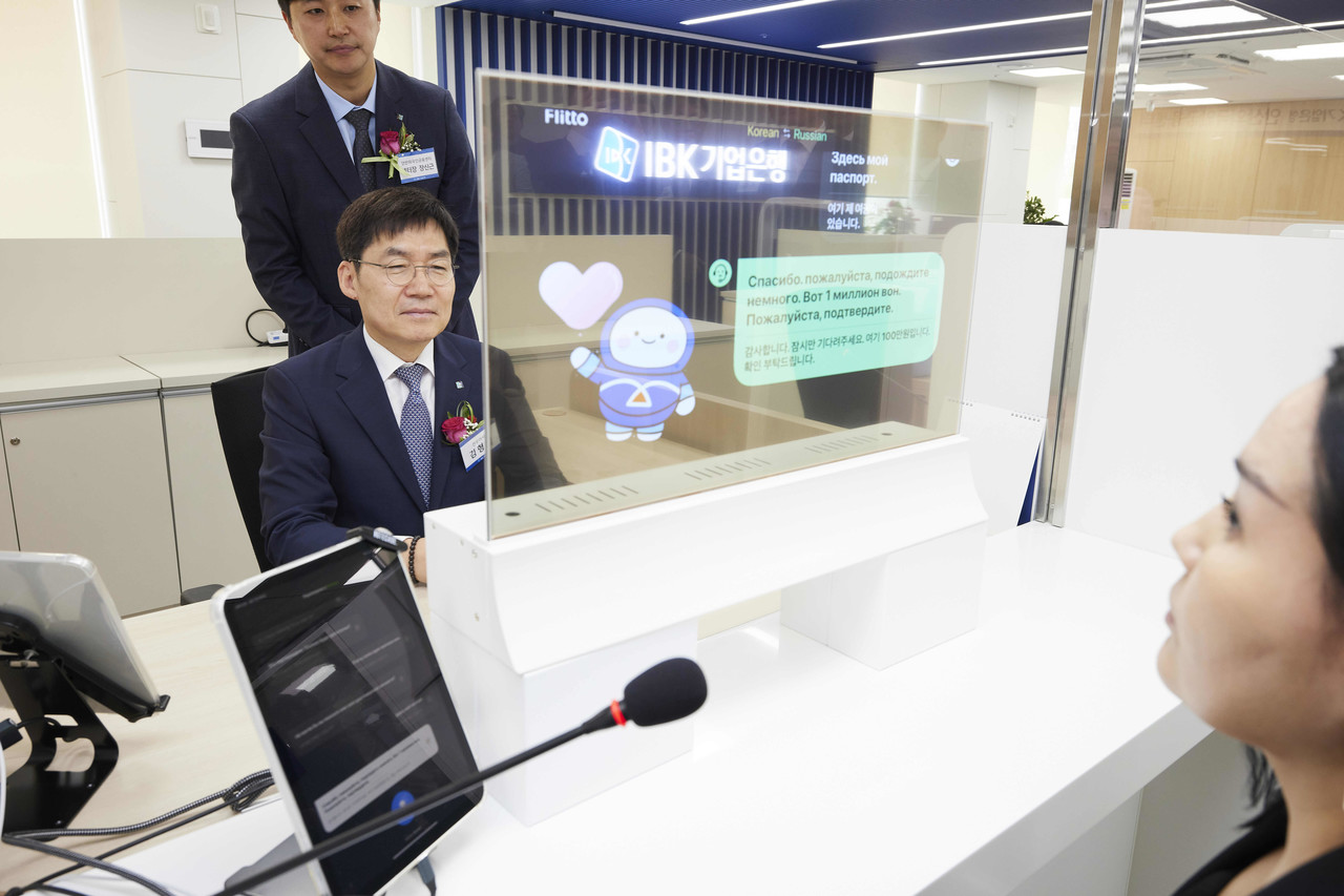 IBK기업은행 안산외국인금융센터 상담 창구에 설치된 플리토 ‘챗 트랜스레이션’ (사진=플리토)