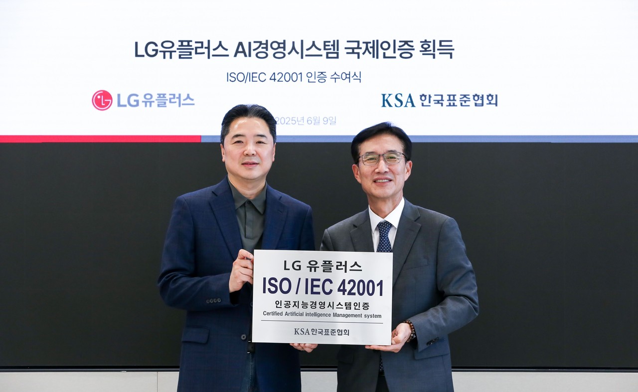 이상엽 LGU+ CTO(왼쪽)와 문동민 한국표준협회 회장이 기념 촬영을 하는 모습. (사진=LGU+)