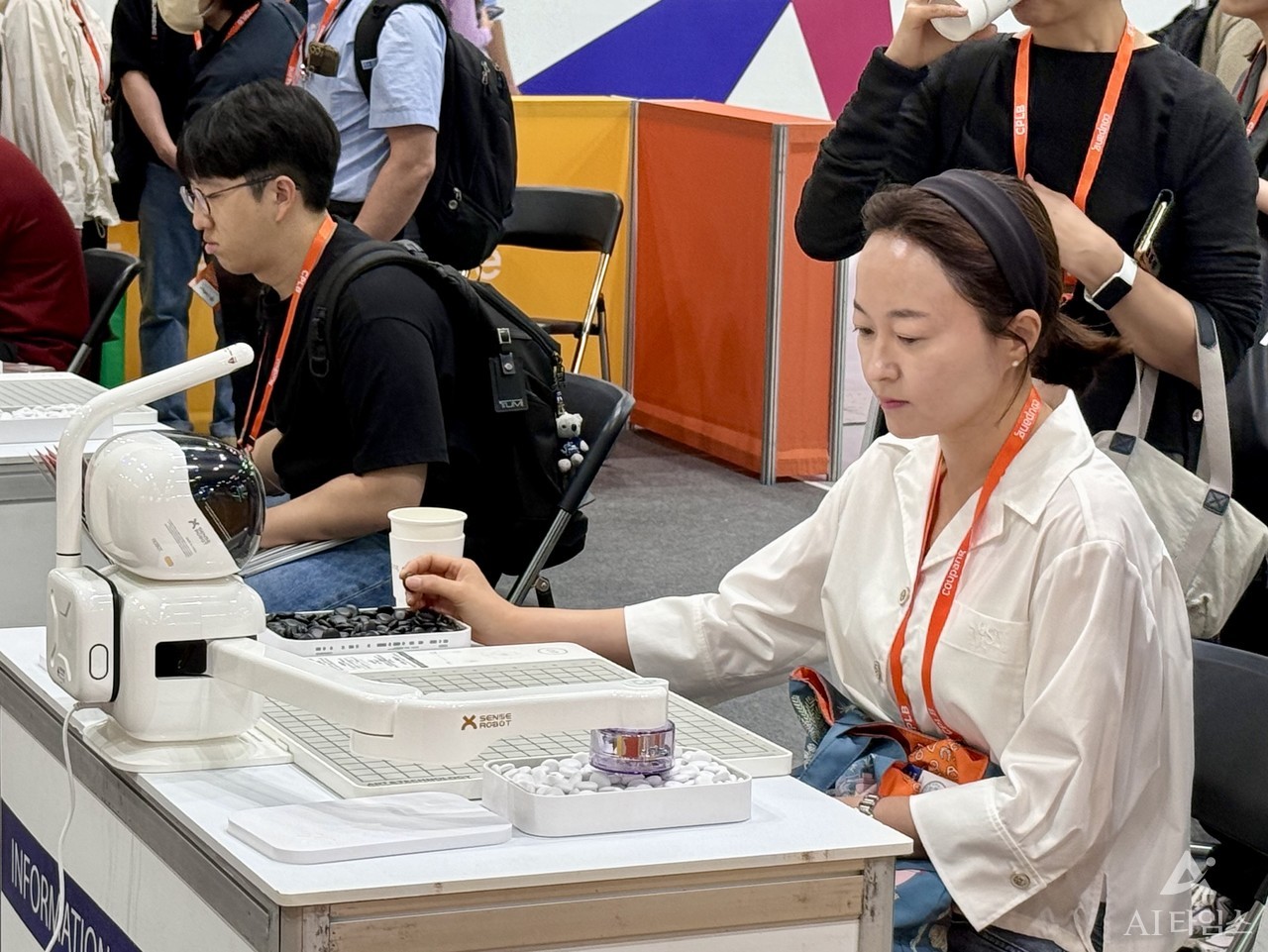 AI 로봇과 오목 대결 중인 관람객