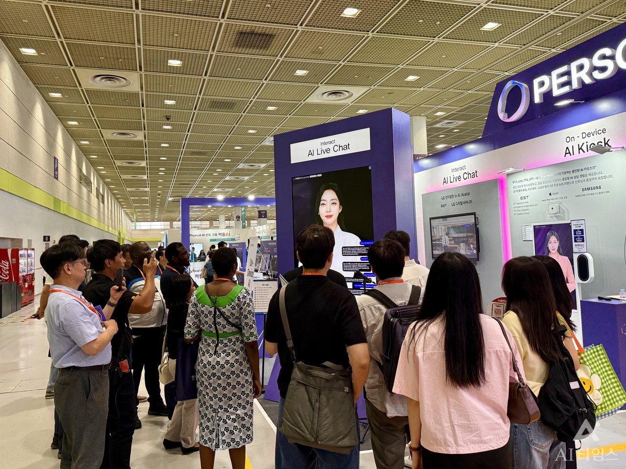 연세대학교 외국인 학생들이 11~13일 열린 AI&빅데이터쇼에서 이스트소프트의 라이브챗을 사용하고 있다.