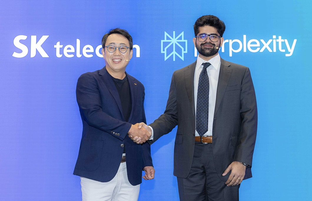 Arabind Srinivas Purplex City CEO shakes hands at a co -press conference with SKT CEO Yoo Young -sang in September last year (photo = SKT)