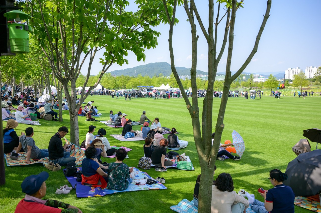 순천만국가정원에서 힐링하고 있는 시민들