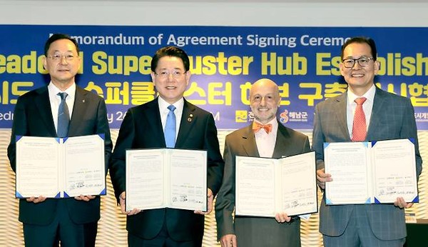 전라남도가 역점 추진 중인 '솔라시도 AI 슈퍼클러스터 구축' 계획은 가시적 성과 없이 표류하고 있다. 사진은 지난 2월 미국을 순방 중인 김영록 전남도지사가 샌프란시스코 하얏트 호텔에서 퍼힐스(FIR HILLS), 서남해안기업도시개발(주), 해남군과 업무협약을 하고 있다. (AI타임스DB)