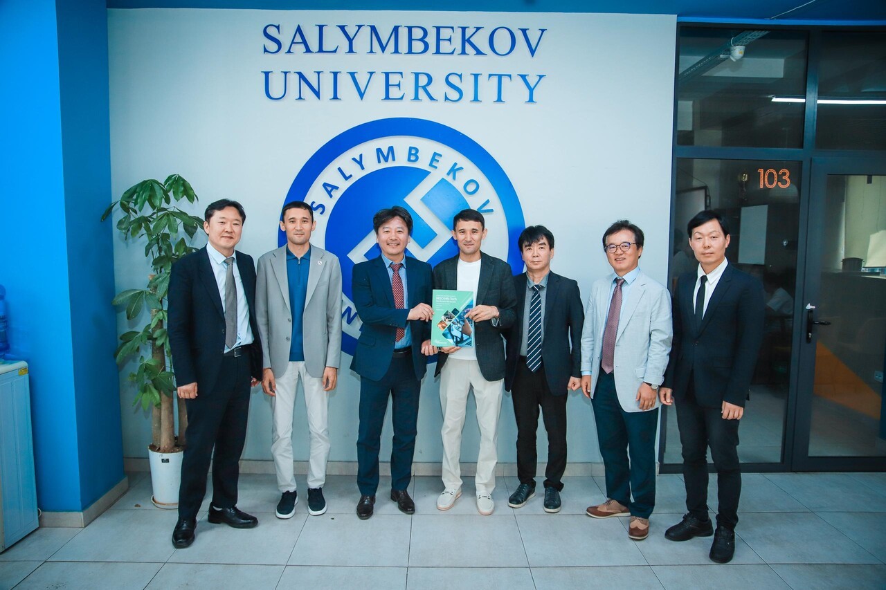 안동욱 미소정보기술 대표(왼쪽 세번째부터), 아만겔디 주마딜로프 도르도이 그룹 부회장, 이용덕 하이젠헬스케어 대표 등 관계자들이 기념사진 촬영을 하고 있다. (사진=미소정보기술)