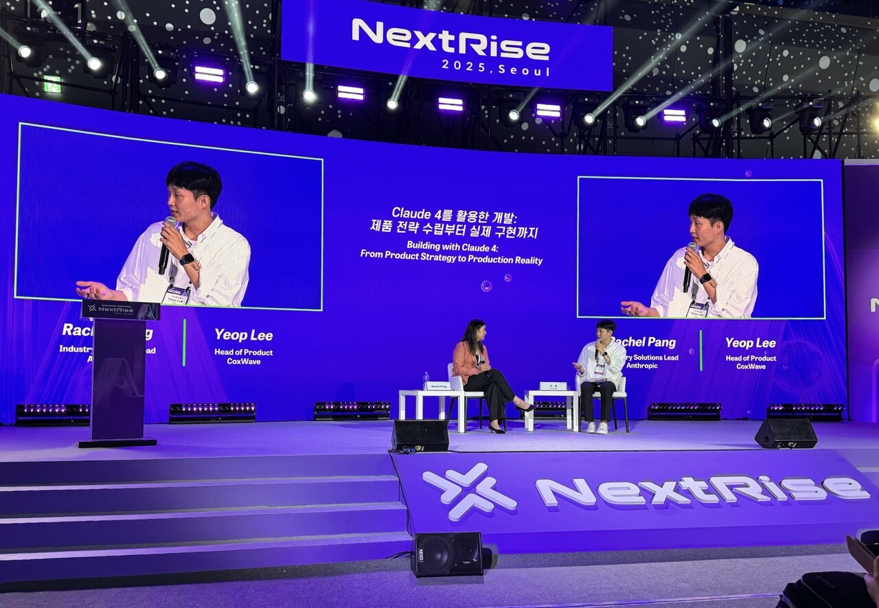 이엽 콕스웨이브 이사(오른쪽)가 레이첼 팽 앤트로픽 비즈니스 산업 리드와 파이어사이드챗을 진행하고 있다.(사진=콕스웨이브)