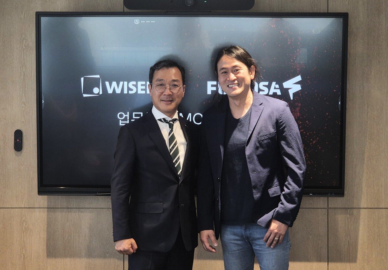 강용성 와이즈넛 대표(왼쪽)와 백준호 퓨리오사AI 대표가 MOU 체결 기념사진 촬영을 하고 있다. (사진=와이즈넛)