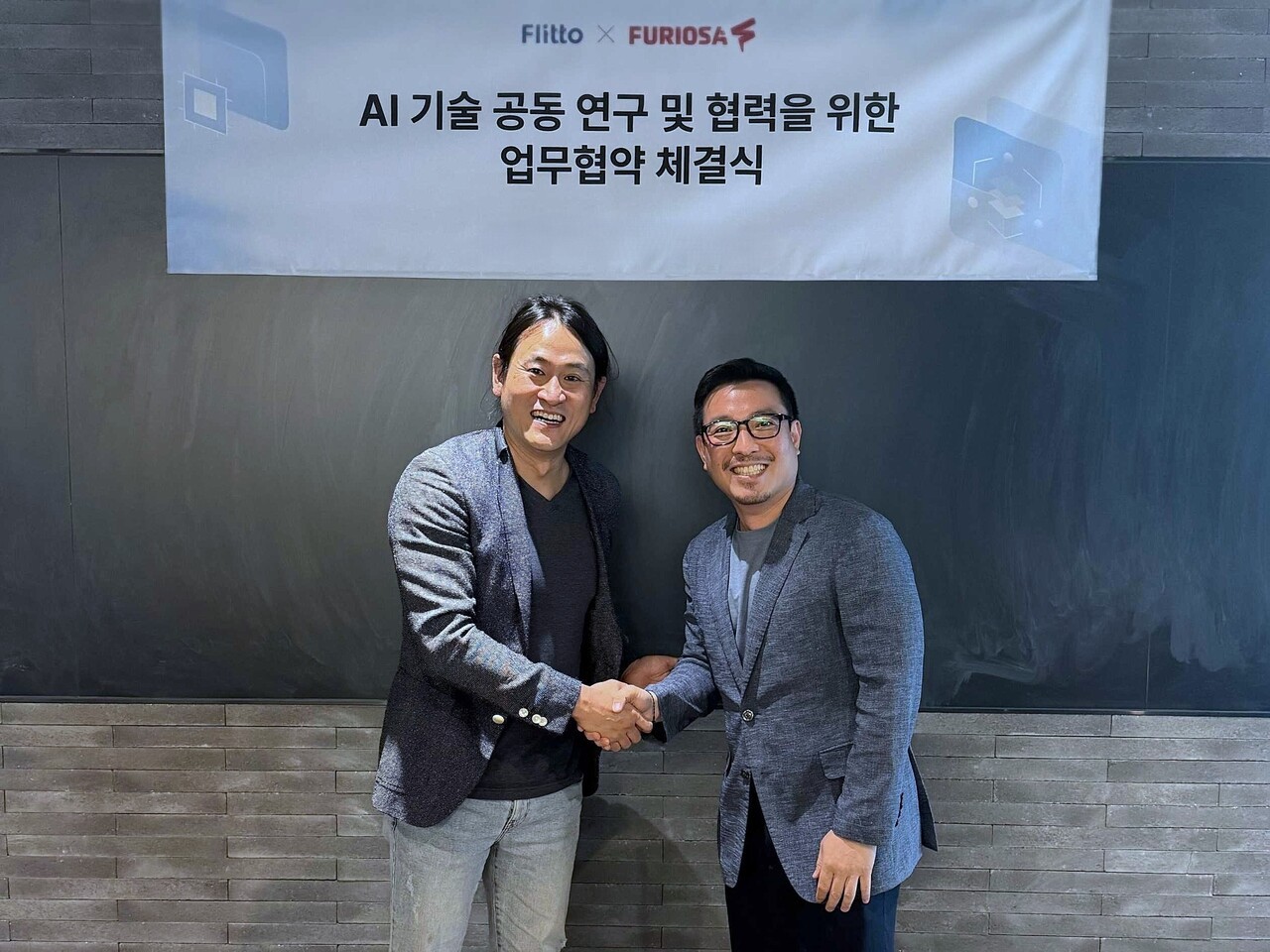 이정수 플리토 대표(오른쪽)와 백준호 퓨리오사AI 대표가 MOU 체결 기념사진 촬영을 하고 있다. (사진=플리토)
