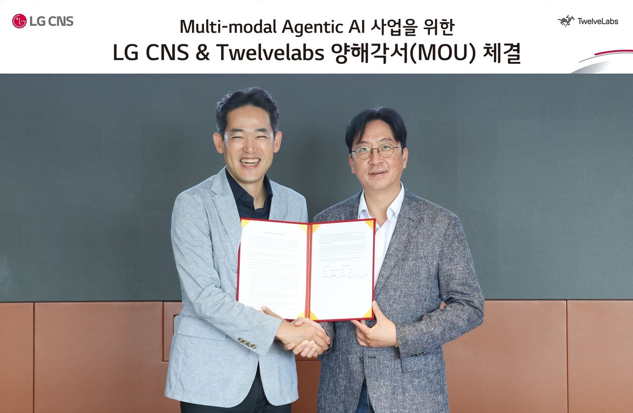 진요한 LG CNS AI센터장(왼쪽)과 김윤 트웰브랩스 CSO가 MOU 체결 기념사진 촬영을 하고 있다. (사진=트웰브랩스)