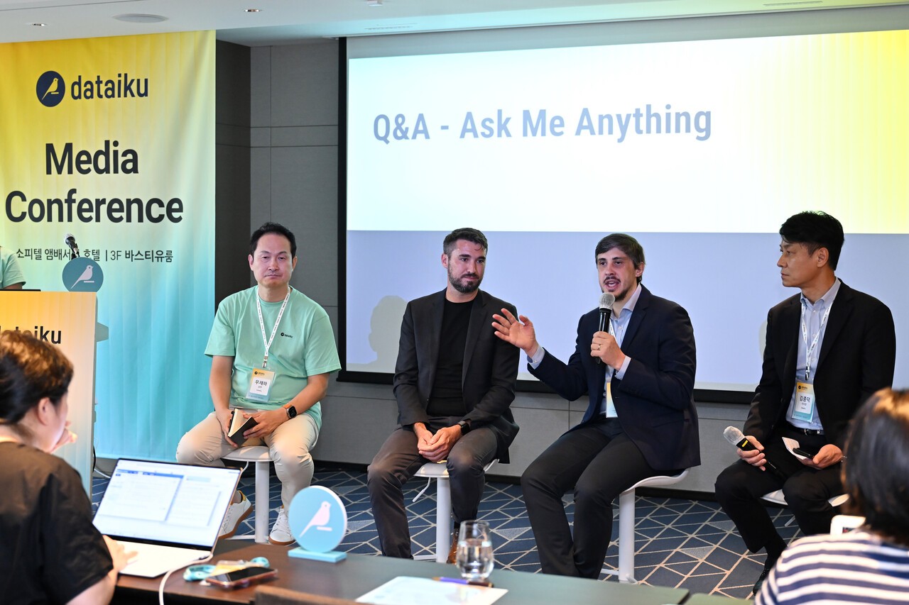 우재하 커스터머 솔루션 부문 한국 총괄(왼쪽부터), 제드 도허티 플랫폼 전략 부사장, 클레망 스테낙 공동 창립자 겸 CTO, 김종덕 한국 지사장 (사진=데이터이쿠)