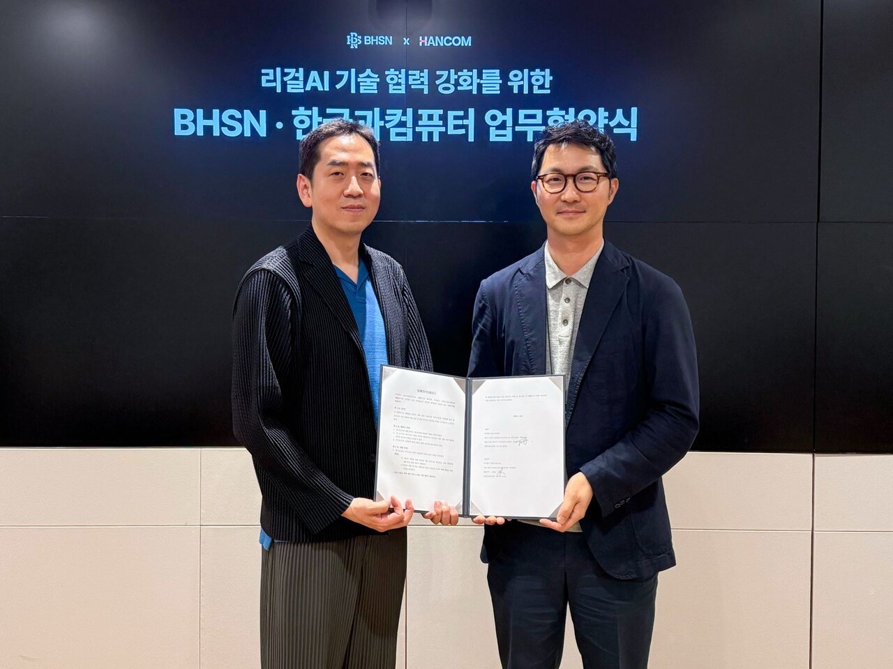 임정근 BHSN  대표(왼쪽), 장승현 한컴 AI사업본부장 (사진=BHSN)