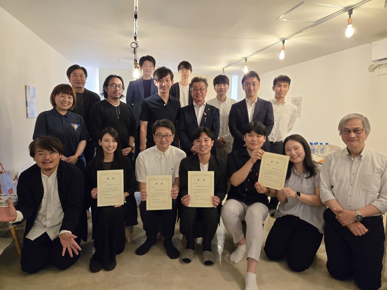 일본 야부시 ‘지역과제 해결형 PoC’ 선정기업 관계자들이 단체사진을 촬영하고 있다. (사진=더로보틱스)