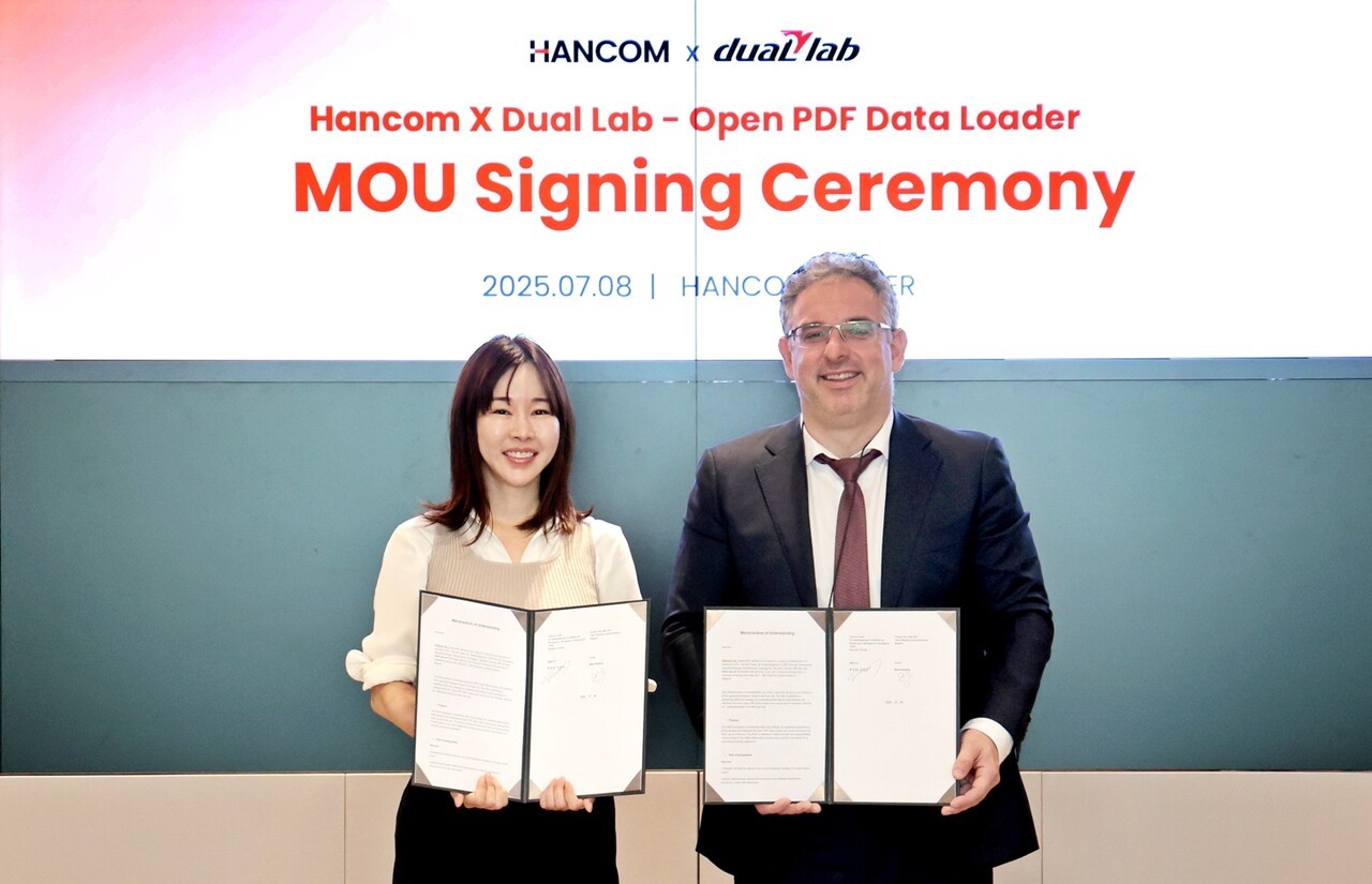 김연수 한컴 대표(왼쪽)와 보리스 두브로브(Boris Doubrov) 듀얼랩 대표가 협약 후 기념사진을 촬영하고 있다. (사진=한컴)