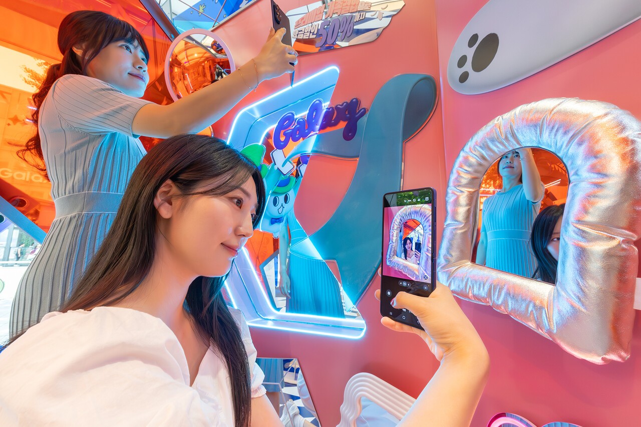 모델들이 KT 홍대 애드샵 플러스에 마련된 ‘갤럭시 Z 폴더블7 AI 체험존’에서 AI 기반 콘텐츠를 체험하고 있다. (사진=KT)