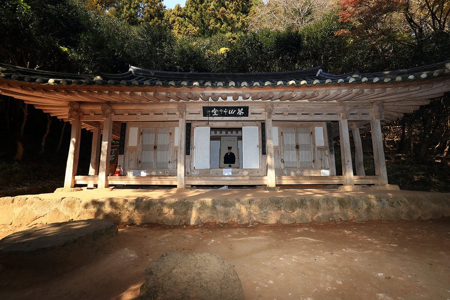 다산초당-다산초당은 강진만이 한눈에 굽어보이는 만덕산 기슭에 자리 잡고 있다. 이곳은 정약용 선생이 유배 생활을 하던 시절에 지은 초당으로, 그의 사상과 철학이 깃든 곳이다. 다산초당은 자연과 조화를 이루는 전통 한옥 건축물이다. (사진=강진군청)