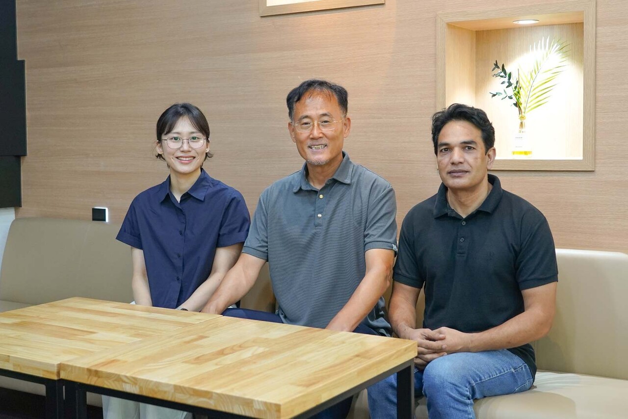 최영인 전기전자컴퓨터공학과 학생(왼쪽부터) 이흥노 교수, 데이비드 사뮤엘 바티 연구원 (사진=GIST)