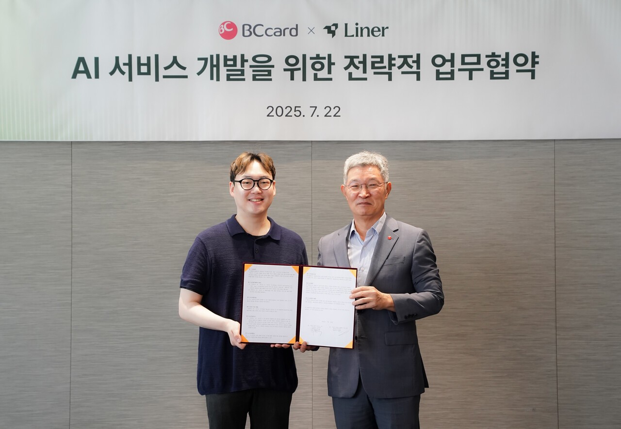 김진우 라이너 대표(왼쪽)와 최원석 BC카드 대표가 기념사진 촬영을 하고 있다. (사진=라이너)