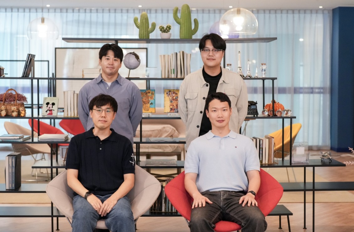 주경돈 교수 (왼쪽 하단부터 반시계 방향), 조경수 연구원(제1저자), 순동현 연구원, 강창우 연구원 (사진=UNIST)