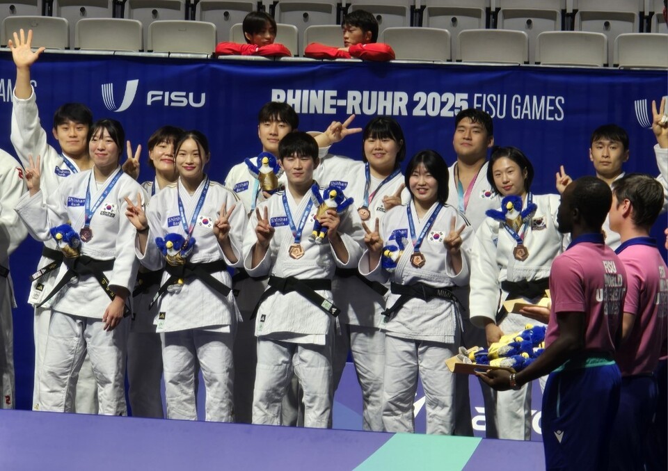 신채원 선수(앞줄 왼쪽 두번째) 동메달 시상식