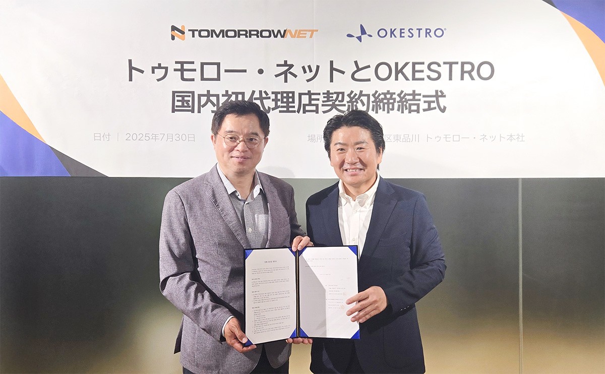 김범재 오케스트로 대표(왼쪽)와 이창진 투모로우넷 대표가 유통 계약 체결 기념사진을 촬영하고 있다. (사진=오케스트로)