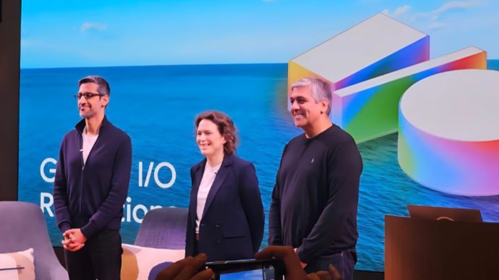 구글 I/O에서 피차이 CEO와 무대에 오른 카부쿠오글루 부사장 (사진=구글) 