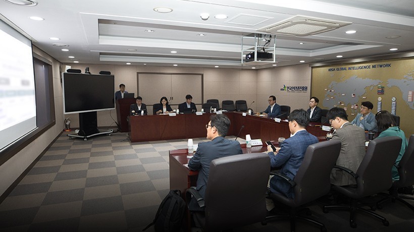 배경훈 과기정통부 장관이 27일 한국인터넷진흥원을 방문, 사이버 위협 대응체계를 점검하고 있다. (사진=과기정통부)