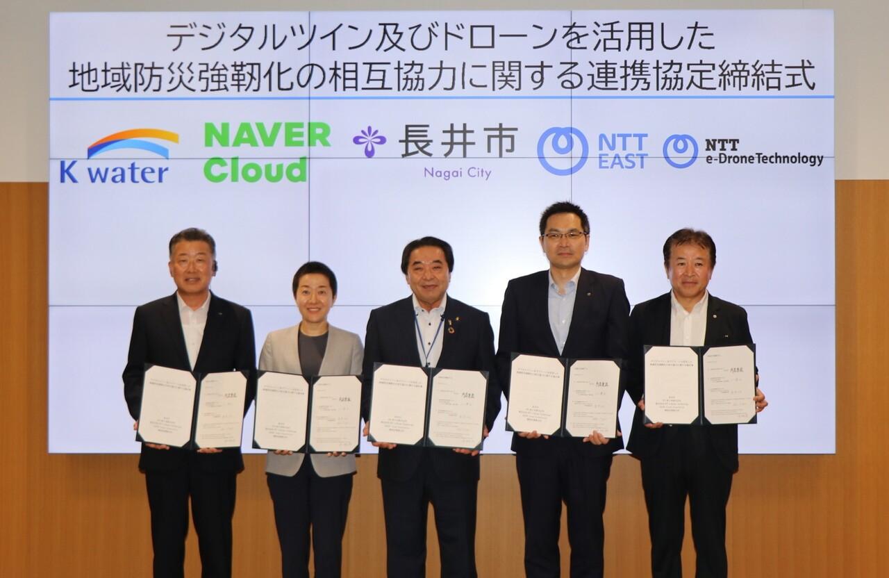 신지현 네이버클라우드 일본사업개발총괄 상무(가운데) 등 관계자들이 MOU 기념사진 촬영을 하고 있다. (사진=네이버클라우드)