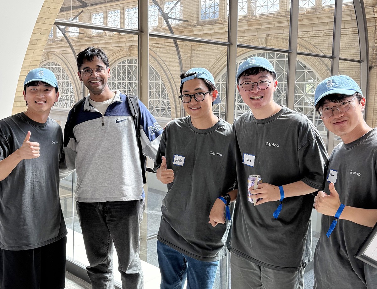 송진태 와들 엔지니어(왼쪽부터), 오픈AI 심사위원, 한상도 와들 엔지니어 , 박지혁 와들 대표, 황태백 와들 엔지니어가 수상 기념사진 촬영을 하고 있다. (사진=와들)