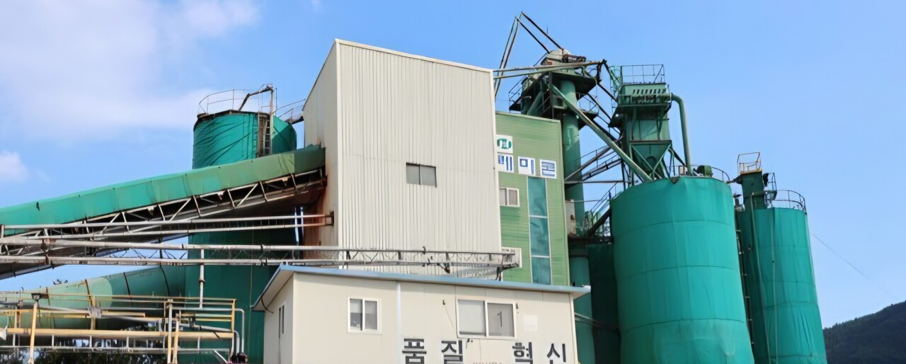 21일 전남 순천 서면의 한 레미콘 공장 탱크 내부에서 혼화제를 청소하던 노동자가 질식하여 사망하는 사고가 발생했다.