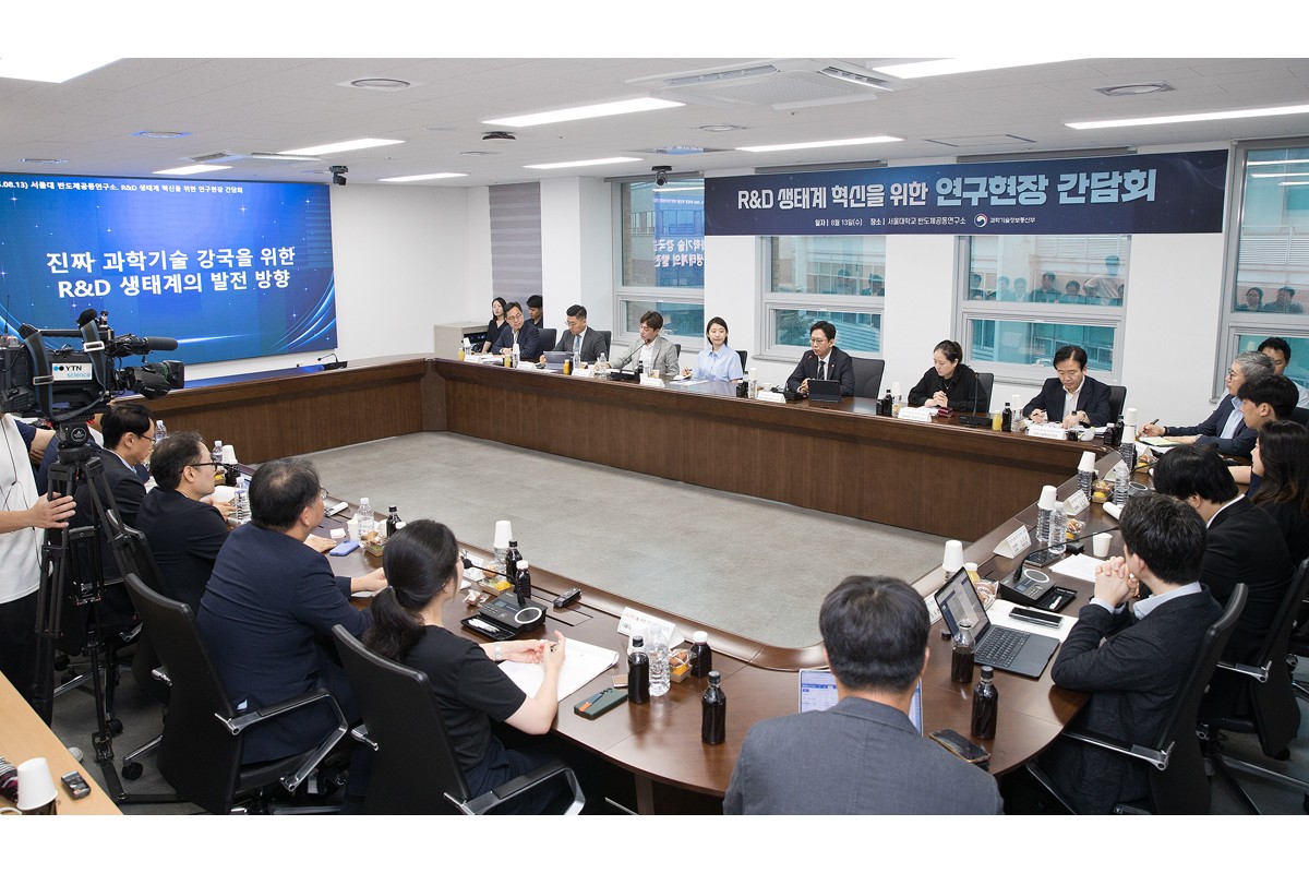 배경훈 과학기술정보통신부 장관이 13일 오전 서울 관악구 서울대학교 반도체공동연구소에서 열린 'R&D 생태계 혁신을 위한 연구현장 간담회' 에서 연구자들과 '연구개발 생태계 혁신방안' 관련 의견을 나누고 있다. (사진=과기정통부)