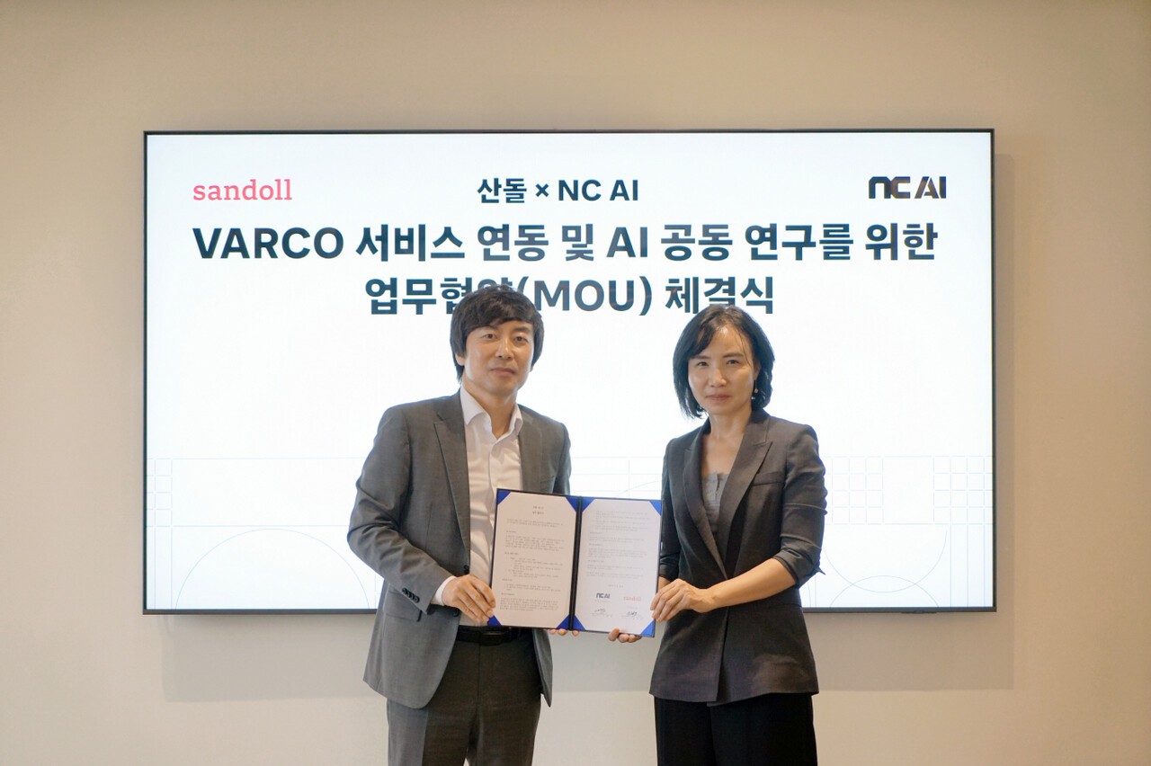 윤영호 산돌 대표(왼쪽)와 이연수 NC AI 대표가 산돌 본사에서 진행된 업무협약식에서 기념촬영을 하고 있다.(사진=산돌)