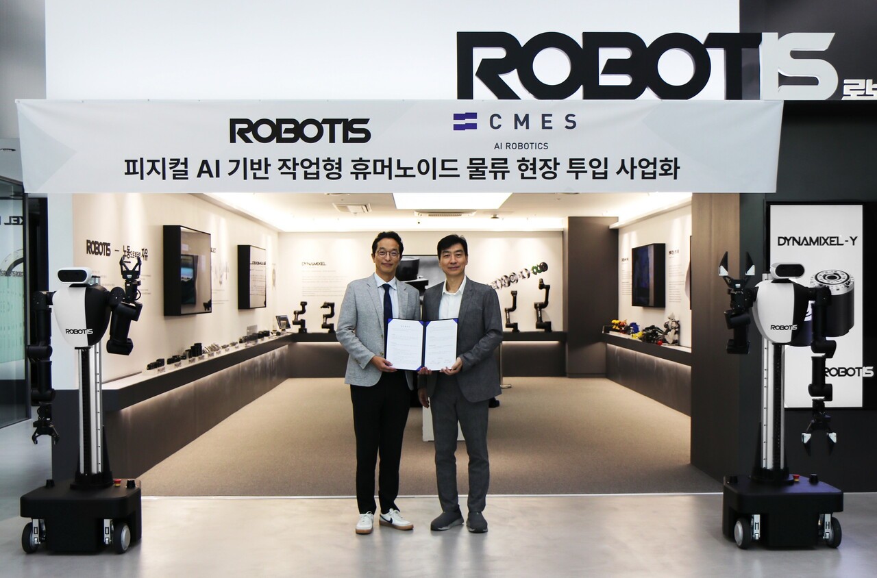이김병수 로보티즈 대표(오른쪽)과 이성호 씨메스 대표가 협약서를 들고 기념촬영을 하고 있다.(사진제공=로보티즈) (사진=로보티즈)