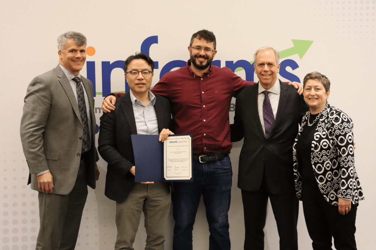 장영재 KAIST 산업및시스템공학과 교수(왼쪽에서 두번째)가 인폼스 애널리틱스 컨퍼런스에서 혁신사례상을 수상하고 기념사진을 촬영하고 있다. (사진=KAIST)