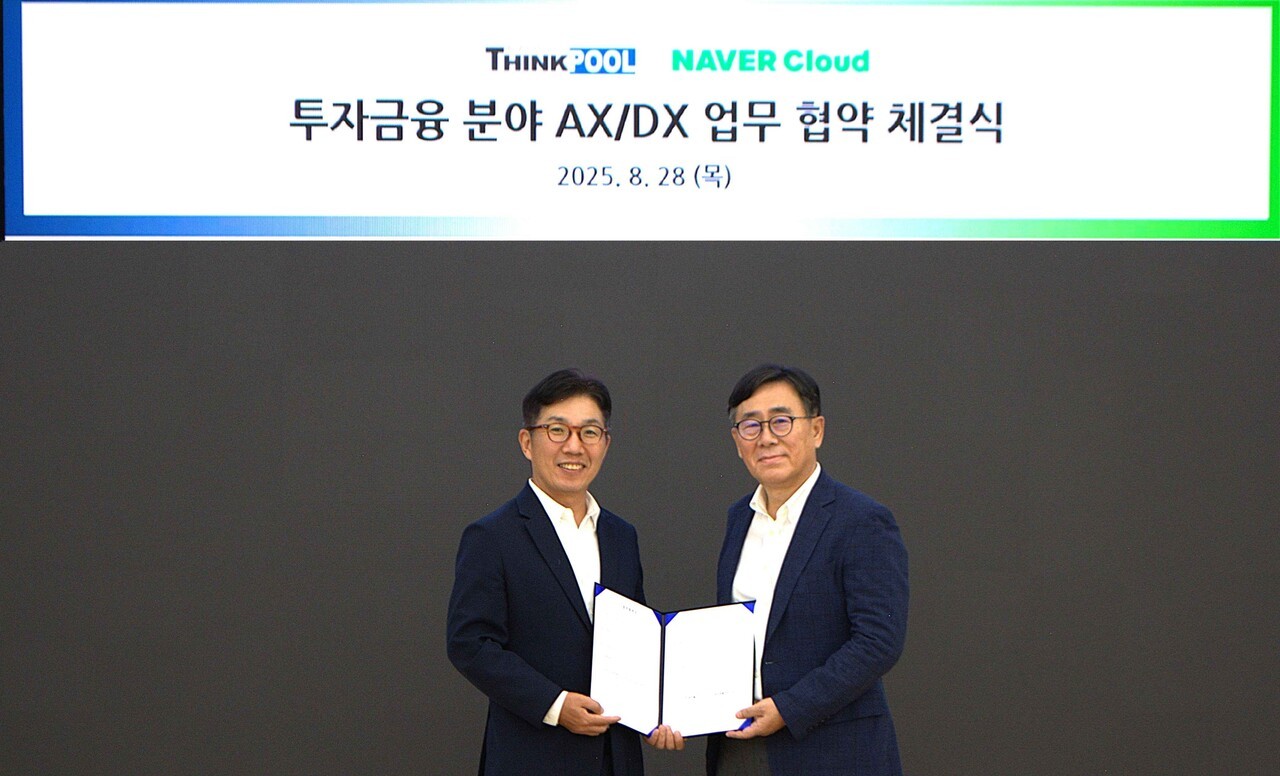 김유원 네이버클라우드 대표(왼쪽)가 MOU 체결 기념사진 촬영을 하고 있다. (사진=네이버클라우드)