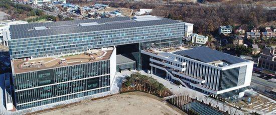 판교 제2테크노밸리 기업지원허브. 고단열·고기밀 3중 창호, 고단열 외벽, 고효율 PV 및 BIPV, 지열히트펌프 등을 적용해 제로에너지건축물 인증을 받았다. (사진=한국에너지공단 제로에너지건축 홈페이지)