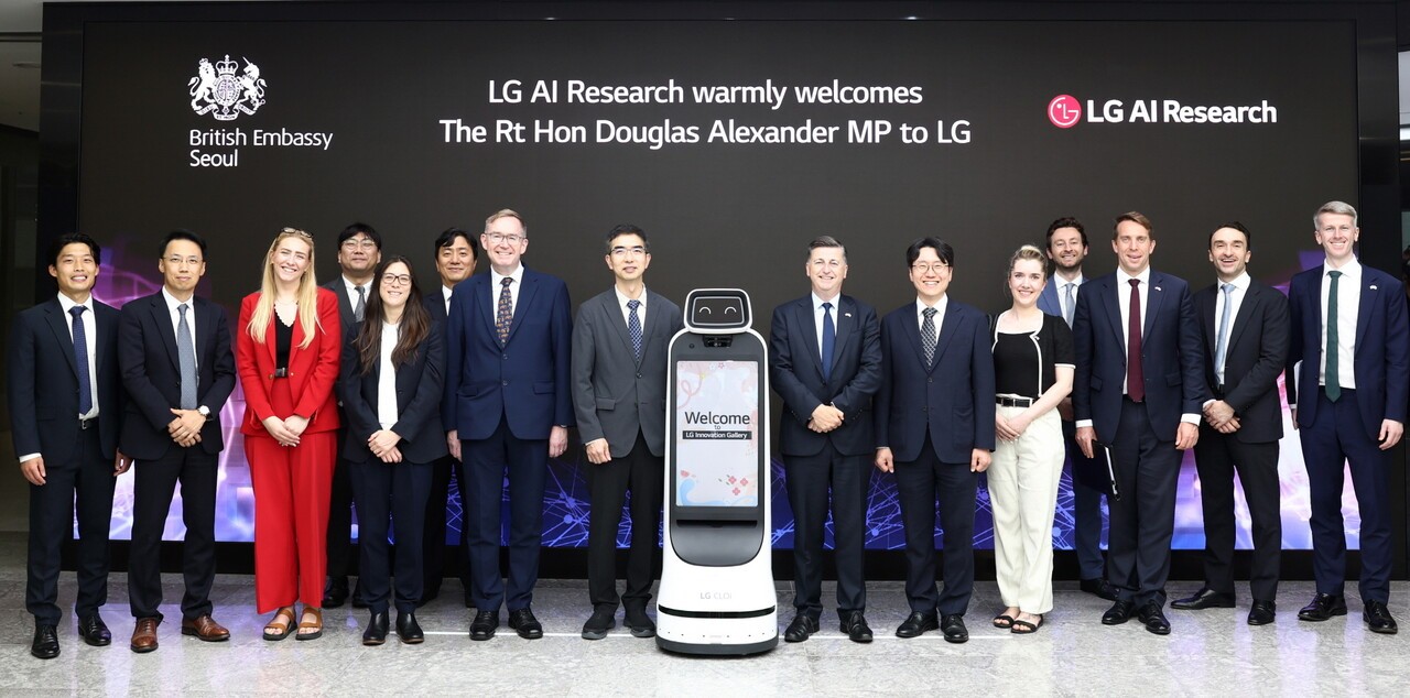 이홍락, 임우형 LG AI연구원 원장이 더글라스 알렉산더 영국 국무상과 논의를 진행하고 있다. (사진=LG AI연구원)