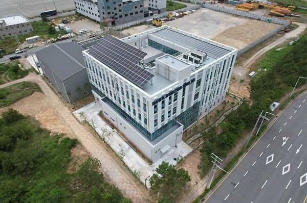 지난 6월 전남 목포신항에 준공된 '해상풍력 융복합산업화 플랫폼센터'. (사진=목포시)