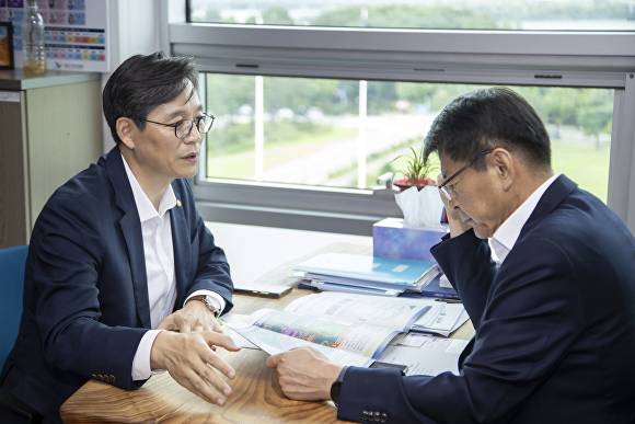 우승희 영암군수(왼쪽)가 국회 관계자를 만나 RE100 산단 유치 관련 이야기를 하고 있다. (사진=영암군)