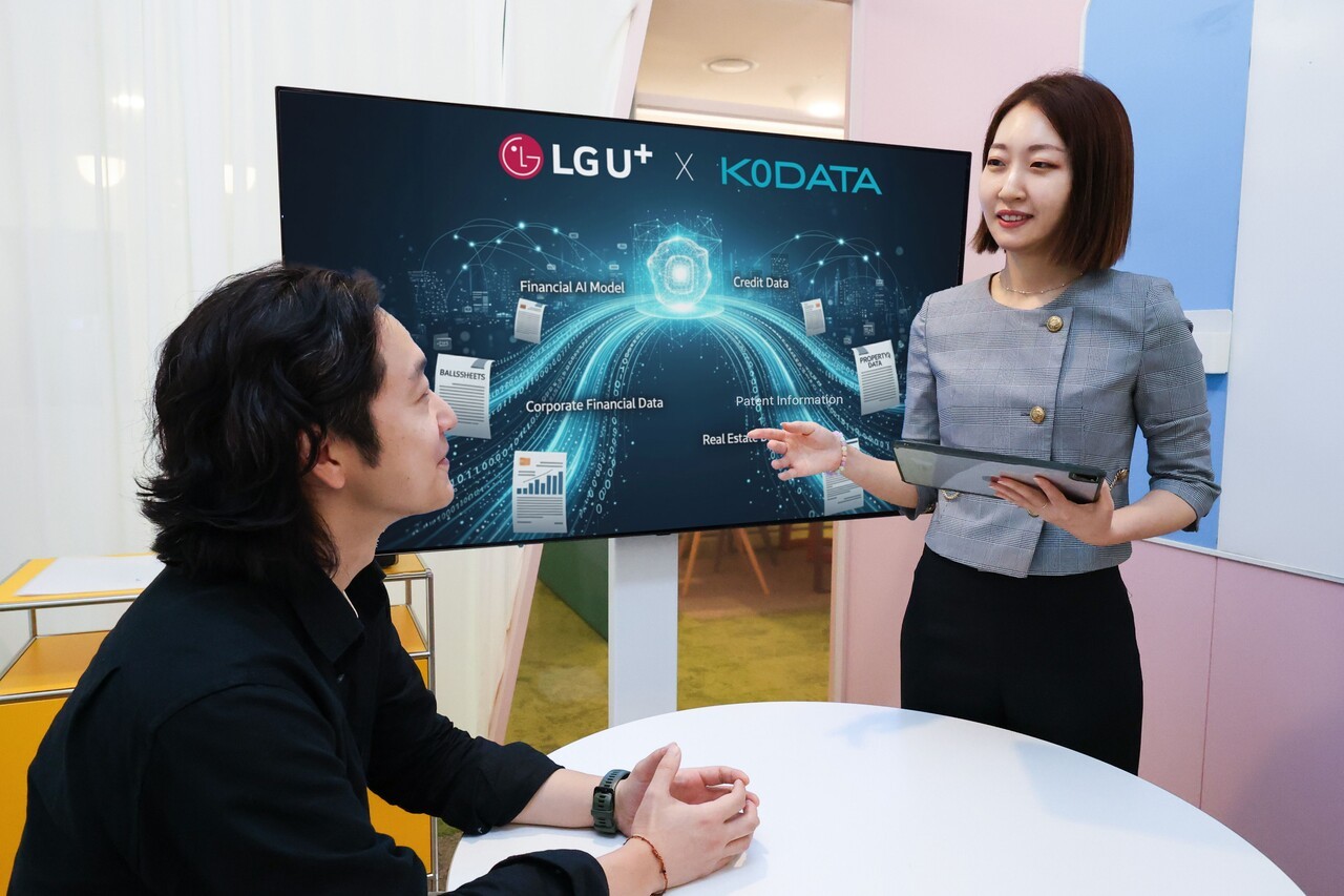 LGU+ 직원들이 금융 특화 AI를 소개하고 있다. (사진=LGU+)